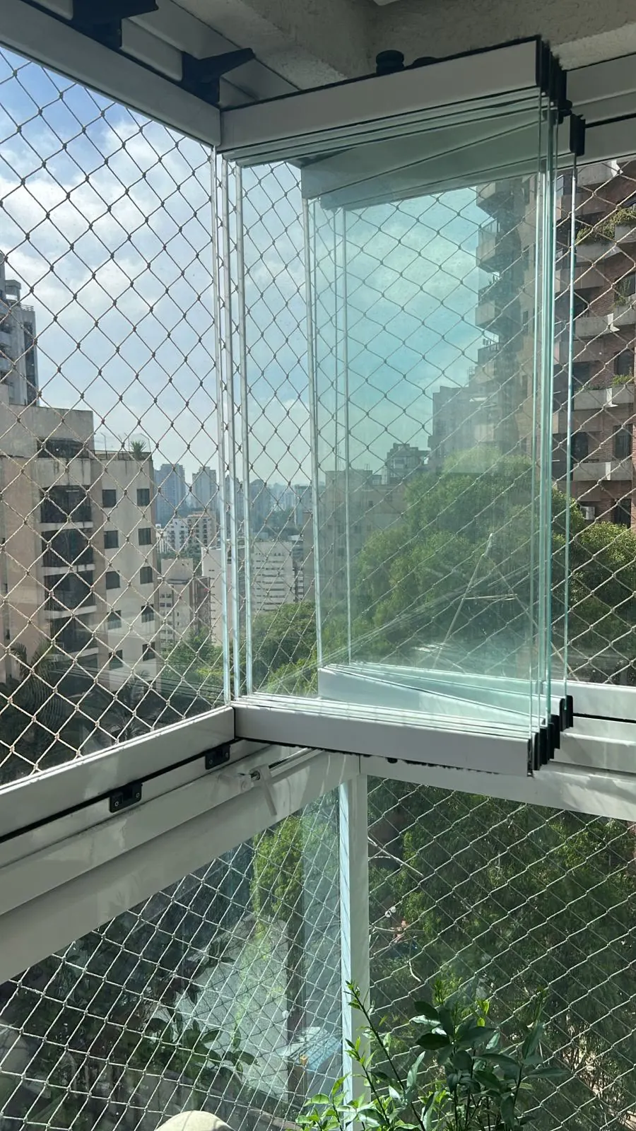 Envidraçamento de sacada aberto após serviço de manutenção