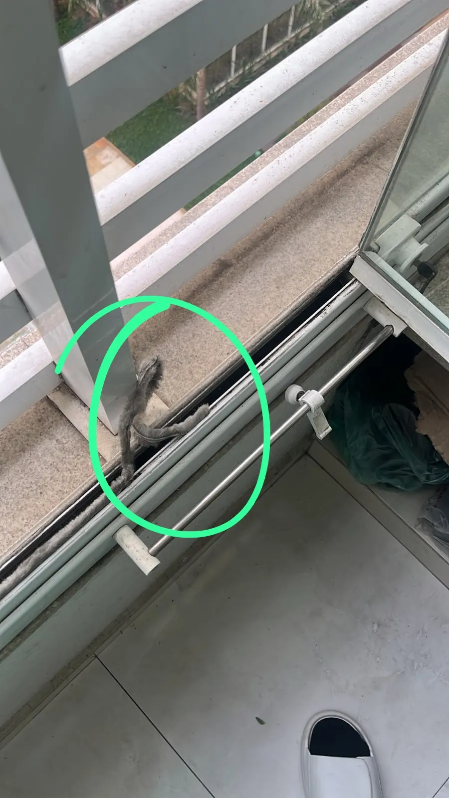 Detalhe de ponto de reparo no trilho da sacada